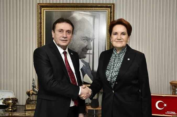 Şevki Demirci’nin rozetini Akşener taktı!